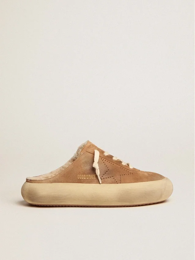 Zapatos tipo sabot Space-Star para mujer en ante color tabaco con forro de piel de oveja