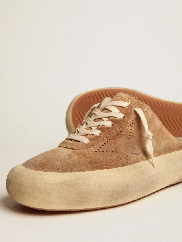 Zapatos tipo sabot Space-Star para mujer en ante color tabaco con forro de piel de oveja