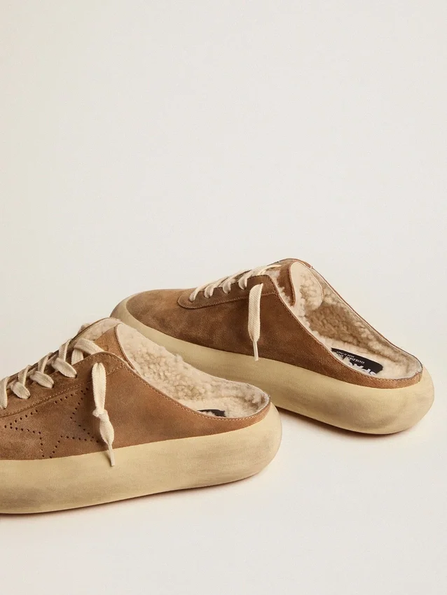 Zapatos tipo sabot Space-Star para mujer en ante color tabaco con forro de piel de oveja