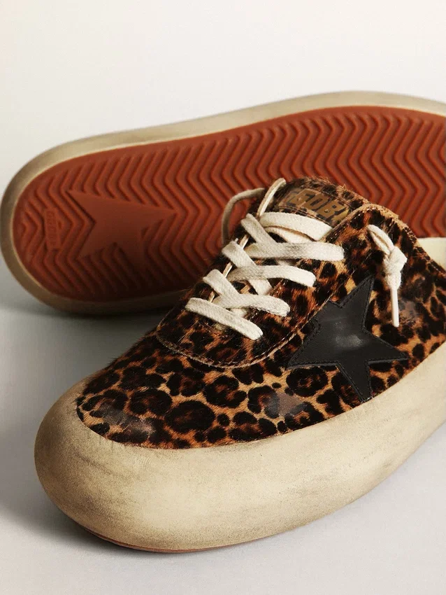 Zapatos tipo sabot «Space-Star» para mujer en piel de potro con estampado de leopardo y estrella negra