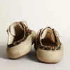 Zapatos tipo sabot «Space-Star» para mujer en piel de potro con estampado de leopardo y estrella negra