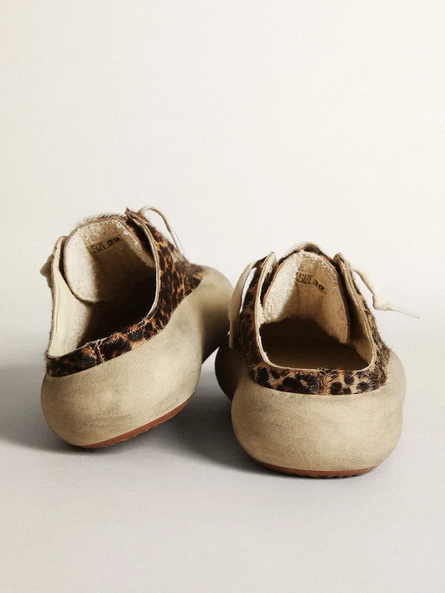 Zapatos tipo sabot «Space-Star» para mujer en piel de potro con estampado de leopardo y estrella negra