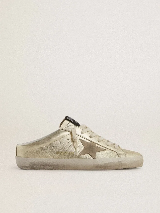 Zapatos tipo sabot «Super-Star» en piel con acabado platino y estrella de ante beige