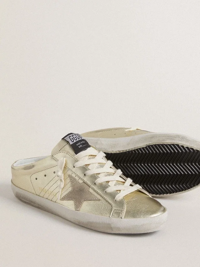 Zapatos tipo sabot «Super-Star» en piel con acabado platino y estrella de ante beige