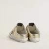 Zapatos tipo sabot «Super-Star» en piel con acabado platino y estrella de ante beige