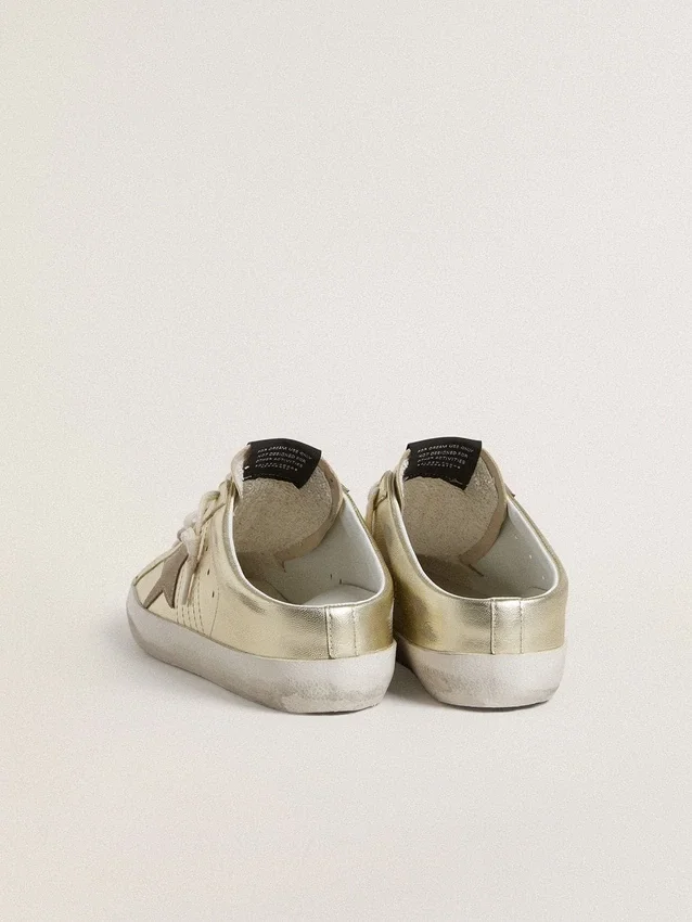 Zapatos tipo sabot «Super-Star» en piel con acabado platino y estrella de ante beige