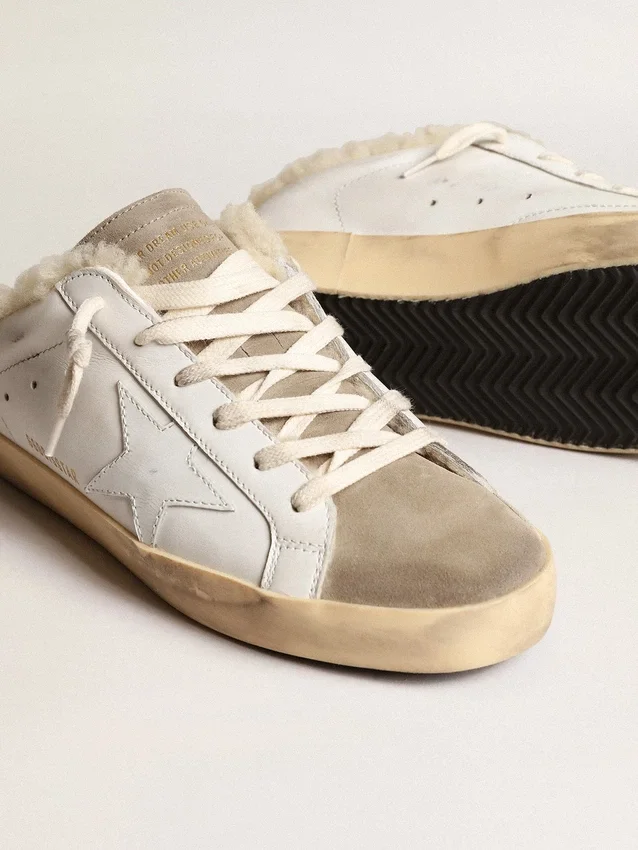 Zapatos tipo Super-Star Sabot con estrella de piel blanca y forro de piel de oveja