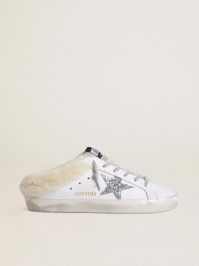 Zapatos tipo Super-Star Sabot de piel blanca con forro de piel de oveja y estrella plateada