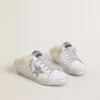 Zapatos tipo Super-Star Sabot de piel blanca con forro de piel de oveja y estrella plateada
