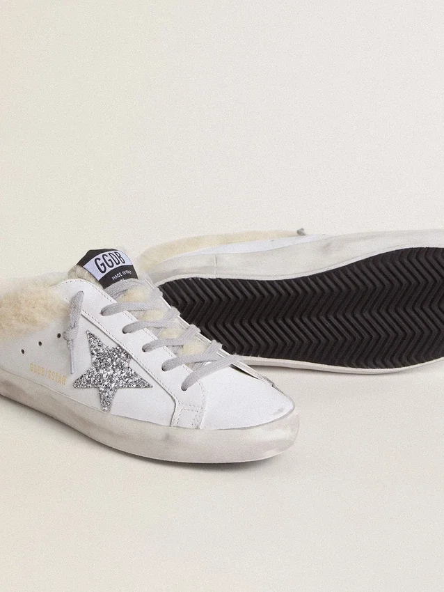 Zapatos tipo Super-Star Sabot de piel blanca con forro de piel de oveja y estrella plateada