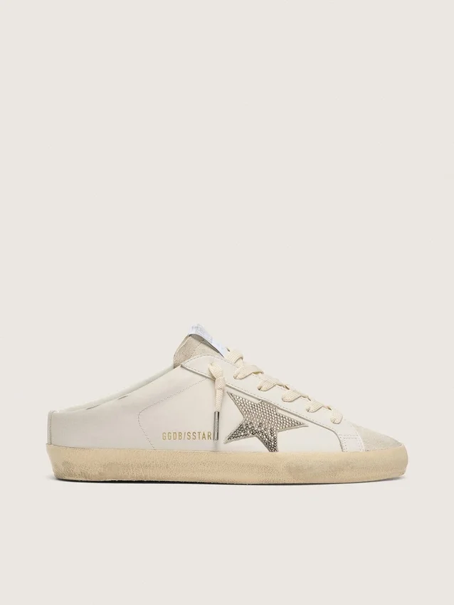 Zapatos tipo Super-Star Sabot para mujer, de piel blanca con una estrella de Swarovski