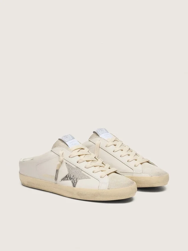 Zapatos tipo Super-Star Sabot para mujer, de piel blanca con una estrella de Swarovski