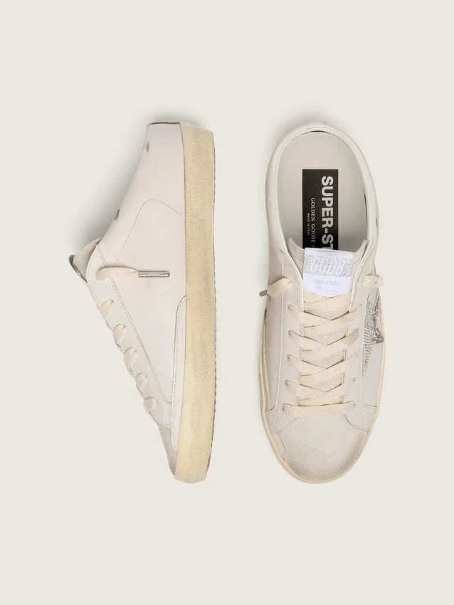 Zapatos tipo Super-Star Sabot para mujer, de piel blanca con una estrella de Swarovski