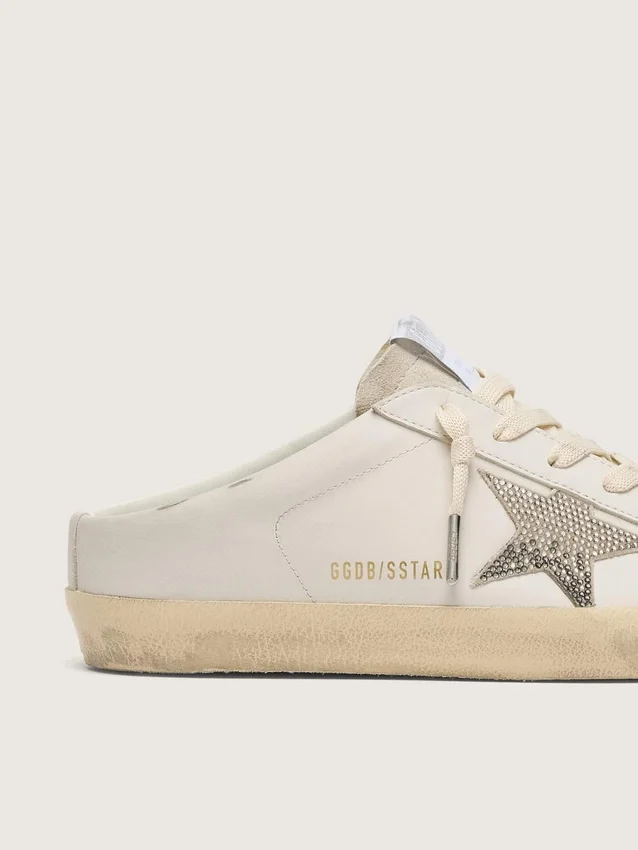 Zapatos tipo Super-Star Sabot para mujer, de piel blanca con una estrella de Swarovski