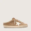 Zapatos tipo Super-Star Sabot para mujer en ante color tabaco con estrella de piel blanca