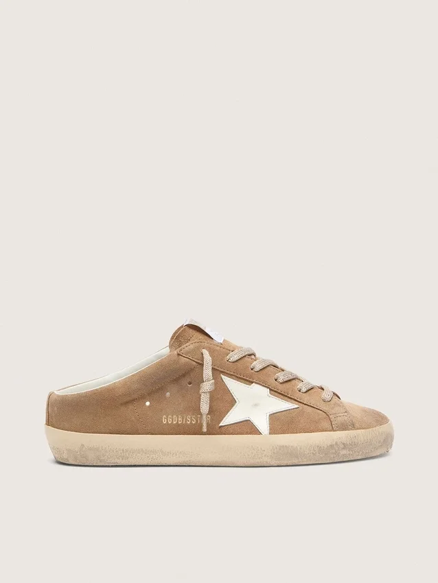 Zapatos tipo Super-Star Sabot para mujer en ante color tabaco con estrella de piel blanca