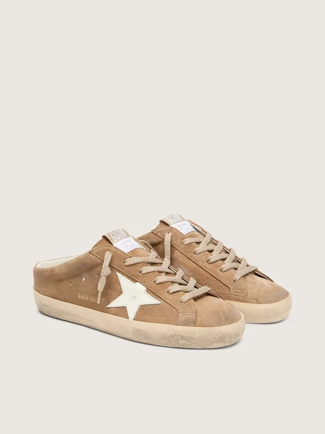 Zapatos tipo Super-Star Sabot para mujer en ante color tabaco con estrella de piel blanca