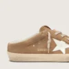 Zapatos tipo Super-Star Sabot para mujer en ante color tabaco con estrella de piel blanca