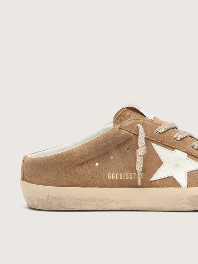 Zapatos tipo Super-Star Sabot para mujer en ante color tabaco con estrella de piel blanca