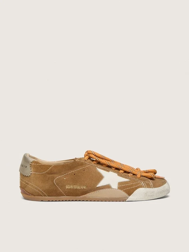 Zapatos True-Star para mujer en ante color tabaco con estrella blanca y lengüeta del tacón en platino