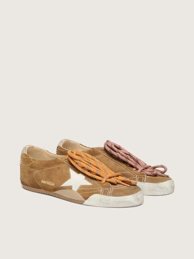 Zapatos True-Star para mujer en ante color tabaco con estrella blanca y lengüeta del tacón en platino