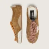 Zapatos True-Star para mujer en ante color tabaco con estrella blanca y lengüeta del tacón en platino