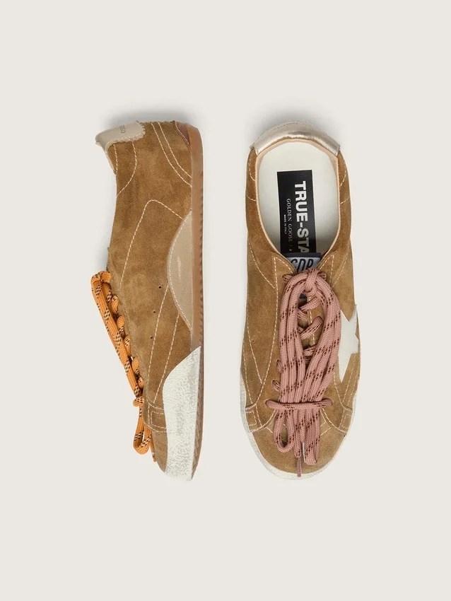 Zapatos True-Star para mujer en ante color tabaco con estrella blanca y lengüeta del tacón en platino