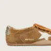 Zapatos True-Star para mujer en ante color tabaco con estrella blanca y lengüeta del tacón en platino