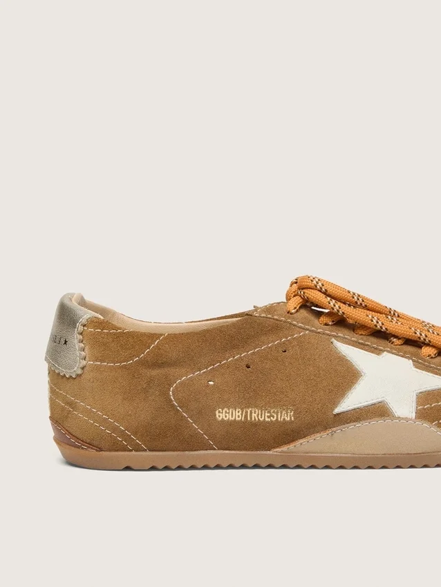 Zapatos True-Star para mujer en ante color tabaco con estrella blanca y lengüeta del tacón en platino