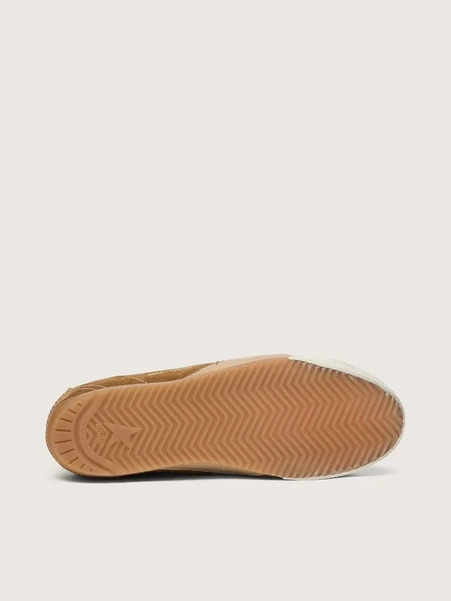 Zapatos True-Star para mujer en ante color tabaco con estrella blanca y lengüeta del tacón en platino