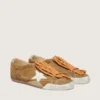 Zapatos True-Star para mujer en ante color tabaco con estrella blanca y lengüeta del tacón en platino