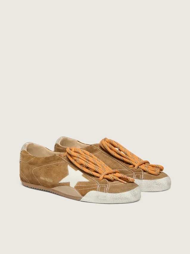 Zapatos True-Star para mujer en ante color tabaco con estrella blanca y lengüeta del tacón en platino