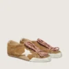 Zapatos True-Star para mujer en ante color tabaco con estrella blanca y lengüeta del tacón en platino