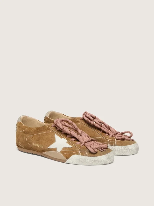 Zapatos True-Star para mujer en ante color tabaco con estrella blanca y lengüeta del tacón en platino